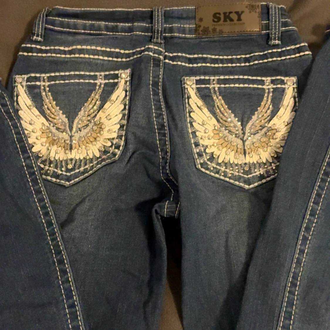 Blå jeans med broderade bakfickor från SKY