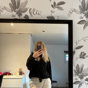 Hoodie med knyt  - Svart hoodie med knyt nertill! Är tyvärr lite nopprig men väldigt fin. Den är jätte skön men tyvärr lite för kort i min smak!