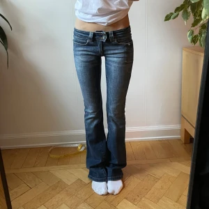 Lågmidjade only jeans - Utsvänga lågmidjade only jeans i storlek 34