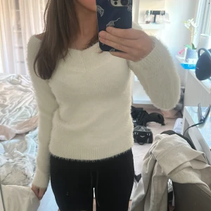 Vit fluffig stickad tröja Even&Odd - Supergullig och mysigt tröja i storlek S men kankse sitter lite mer som en XS hör av er vid frågor eller annat🥰