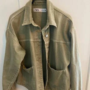 Olivgrön jeansjacka  - Jeansjacka från Zara i storlek Xs