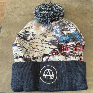 Snygg mössa från allcap1 - Snygg mössa från allcap1 i onesize storlek. Snyggt motiv samt bekväm.