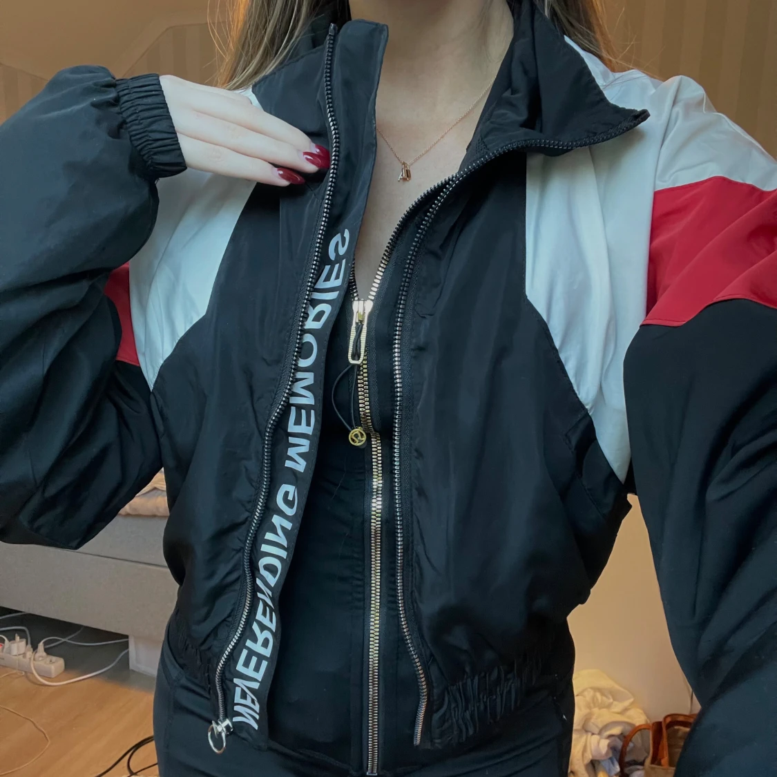 Svart, röd och vit vindjacka Pull&Bear