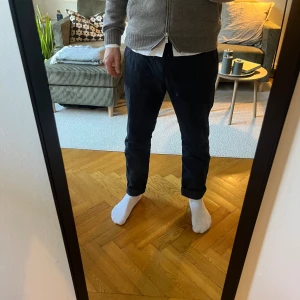 Chinos NN07 - Sköna Chinos från märket NN07. Mycket bra skick, men en aning urtvättad på bakfickan men inget man tänker på.  Storlek W32L32   Fraktar inom 24h! 💫