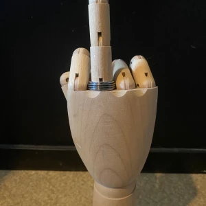 Snurrande ring - Anxiety ring? Den snurrar iallafall. Den ä rätt stor men passar mig. Jag har dock stora händer ? Rostfritt stål skulle jag tro. Man blir inte grön iallafall 