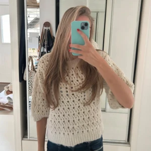 Vit stickad tröja från Zara - Superfin vit stickad tröja från Zara med hålmönster och breda trekvartsärmar. Tröjan har en lite boxig passform och ribbad kant nedtill och vid halsen🤍🤍🤍