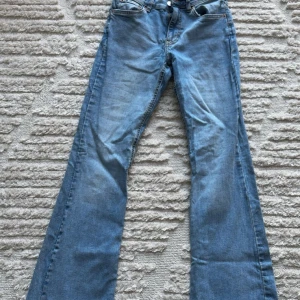Blå bootcut jeans (pris går att diskuteras!) - Säljer ett par klassiska blå jeans med bootcut-modell. Hör av dig vid fler frågor! Pris går att diskutera! 