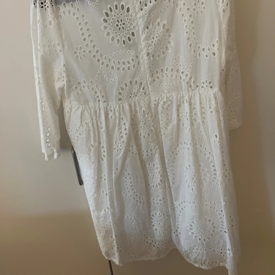 Vit broderad klänning Meet Me There - 1