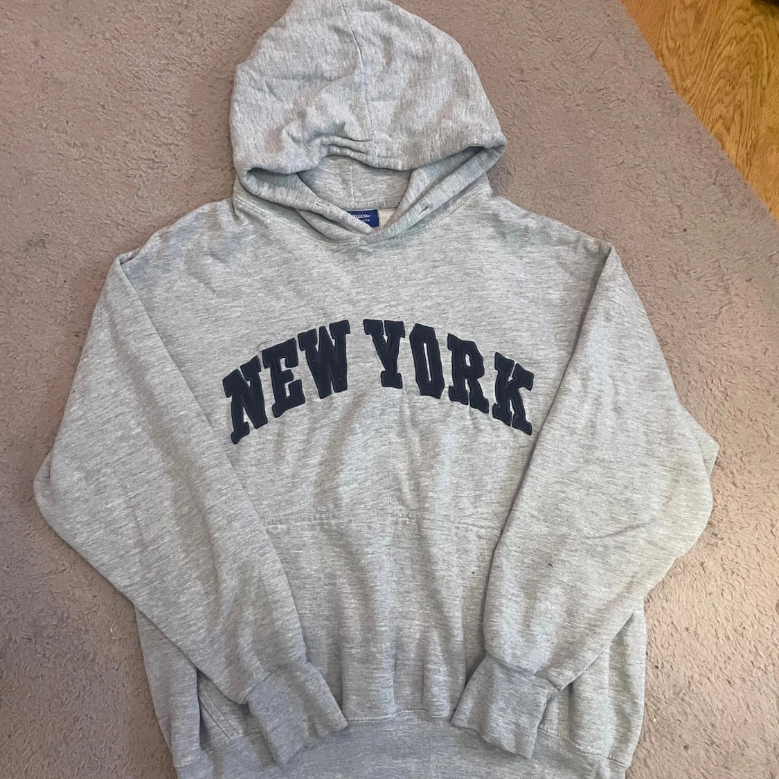 Grå hoodie med New York-tryck - 1