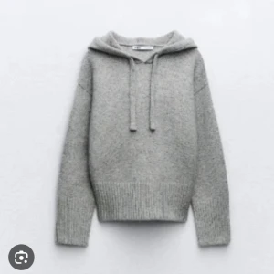 Grå stickad hoodie med huva - Mysig grå stickad hoodie med huva och snörning. Tröjan har ribbade muddar vid ärmslut och nederkant samt lång ärm. Perfekt för kyliga dagar och enkel att matcha med jeans eller mjukisbyxor. Använd 1 gång 