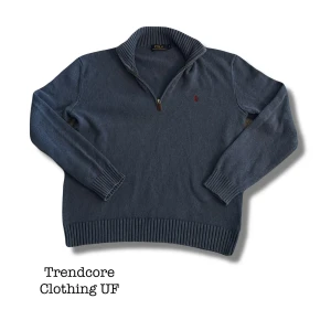 Ralph Lauren half zip (stickad) - Stilren Ralph Lauren Half zip|passar perfekt till alla olika slags arrangemang|nypris 2,499kr vårt pris 599kr| storlek  S|Hör av dig vid funderingar|Pris kan diskuteras| Mvh Trendcore Clothing UF