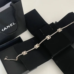 Silver chocker/halsband  - Säljer denna fina halsband! Allt på bilden ingår: original förpackning, svart sammetsetui, shoppingpåse, blomdetalj samt kort och dokumentation. Halsbandet är helt oanvänt och i nyskick 🤍