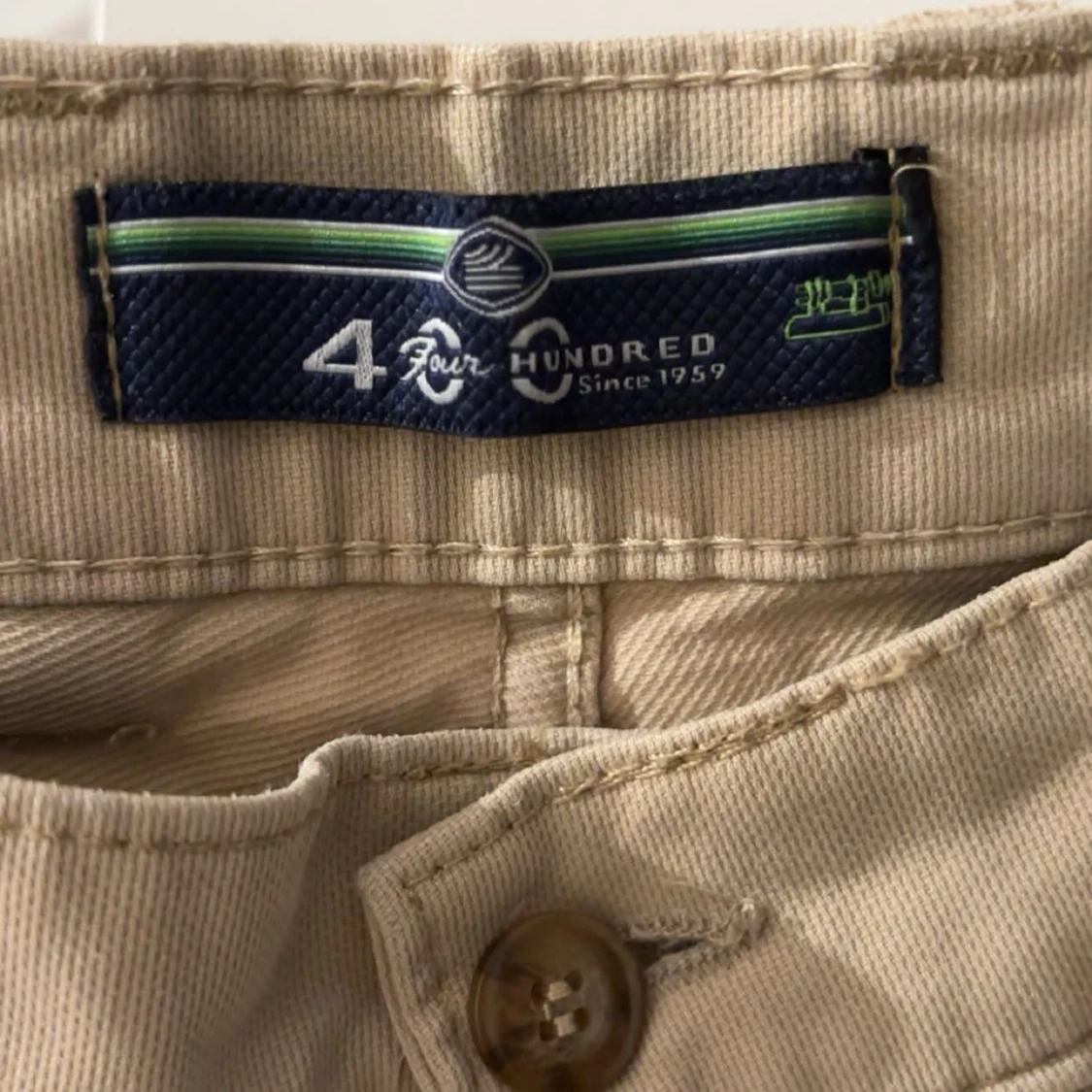 Beiga chinos från Four Hundred