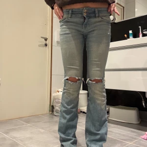 Ljusblåa jeans  - Säljer mina ljusblåa jeans med två knappar. Hål i knäa. Storlek 34. Använda förtal gånger❤️