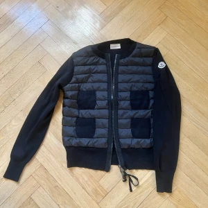 Moncler cardigain - Moncler cardigan i storlek S. Inga defekter - perfekt skick! Perfekt inför hösten eller våren! 