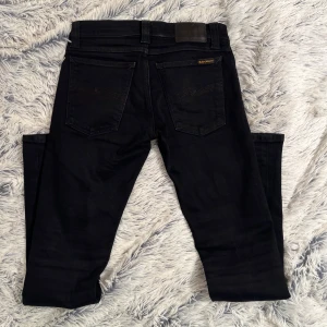 Nudie jeans - Ett par riktigt feta nudie jeans. Modell: thigt long John, Stl:W25, inga skador, nypris: ca 1600kr.