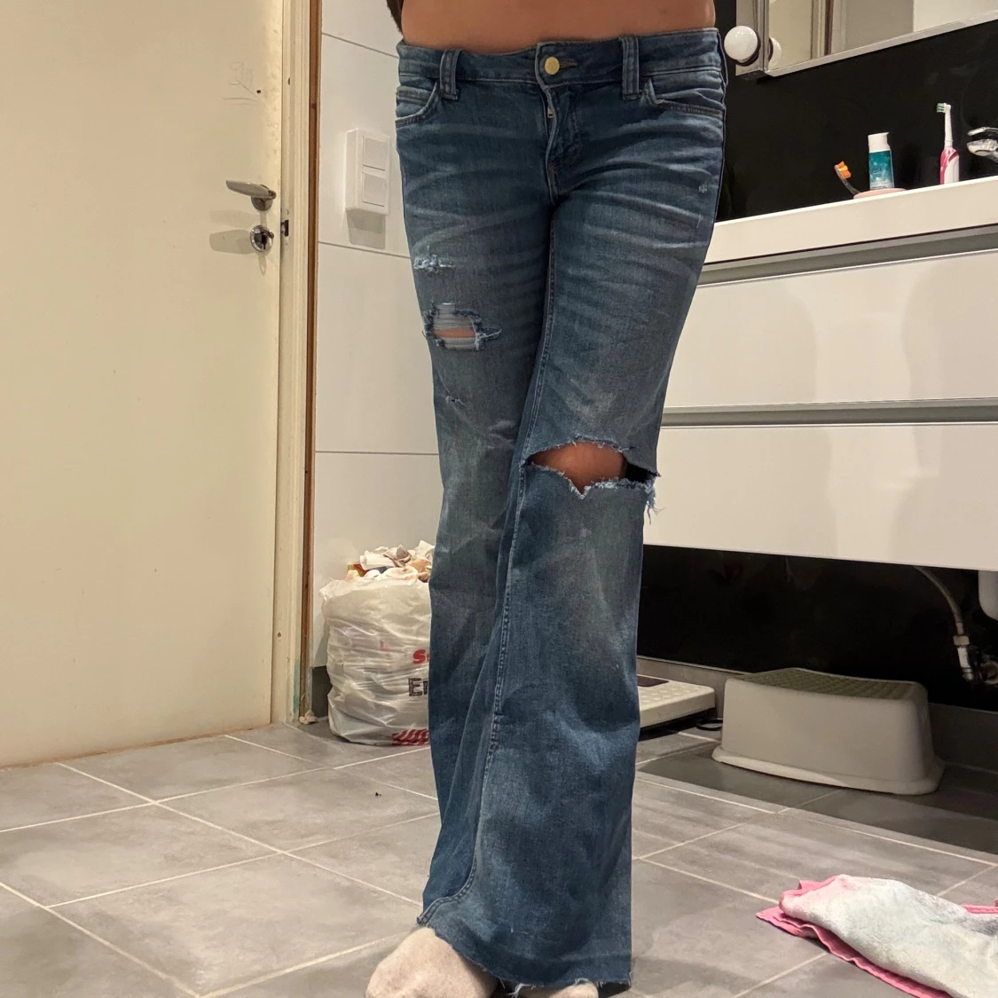 Blå bootcut jeans Weekday