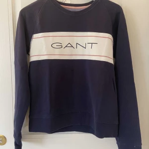 Mörkblå sweatshirt från GANT - I mycket bra skick