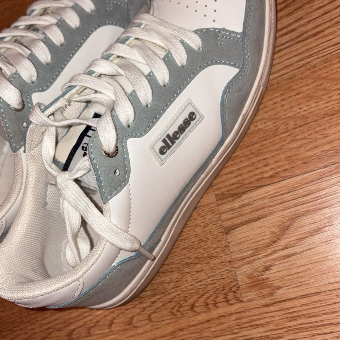 Vita och grå sneakers från Ellesse