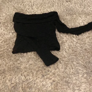 Svart spets topp - En superfin svart spetstopp från Kappahl i storlek 146-152, Säljer pga för liten och inte min stil💗 KATT FINNS I HEMMET?!!!! Aldrig använd