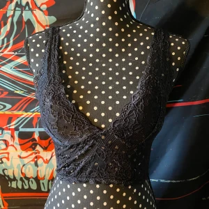 Tröja - Jätte fin padded tröja. Mag tröja i mjukt material. Axelbanden ä tjocka och bekväma. Den täcker bra och är   stretching. 