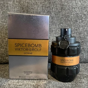Spicebomb Extreme 90ml EdP - Spicebomb Extreme från Viktor & Rolf är en Eau de Parfum på 90 ml. Tillverkad i Frankrike. Ingredienser: alkohol, parfym, aqua, limonene, linalool, ethylhexyl methoxycinnamate, butyl methoxydibenzoylmethane, ethylhexyl salicylate, citronellol, hydroxycitronellal, citral, coumarin, benzyl benzoate, geraniol, benzyl alcohol, isoeugenol, CI 19140, CI 14700.