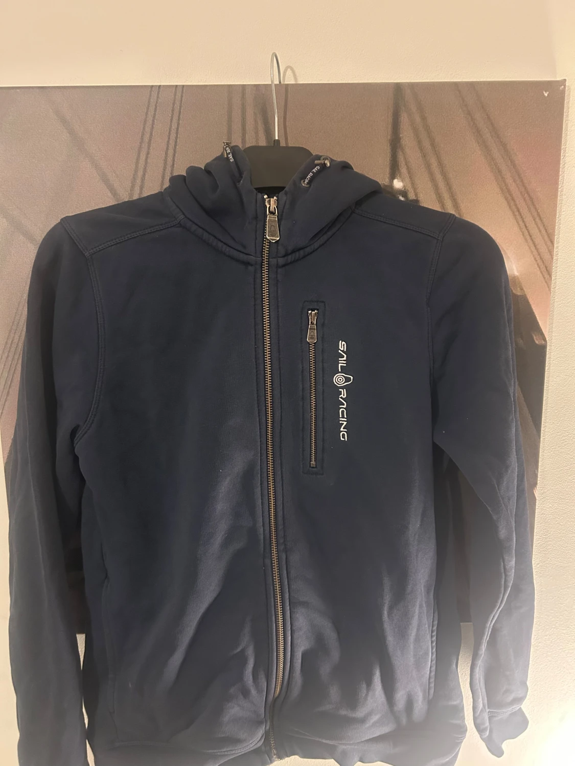 Marinblå hoodie från Sail Racing - 1