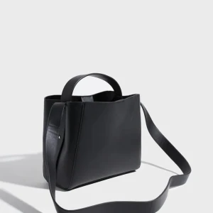 Svart axelväska i skinn - Säljer denna jättefina väskan som tyvärr inte kommer till användning, har köpt här på Plick men har inga tydliga defekter. Har tyvärr inget band