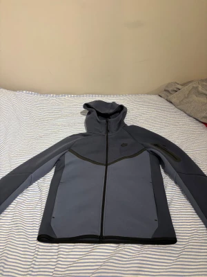 Mörkblå Nike tech - Nike tech mörkblå den är köpt på Nike butik i Dortmund så den är äkta. Den är för stor på mig tycker jag men det är storlek s. Har bara provat aldrig använt den ute eller nått 