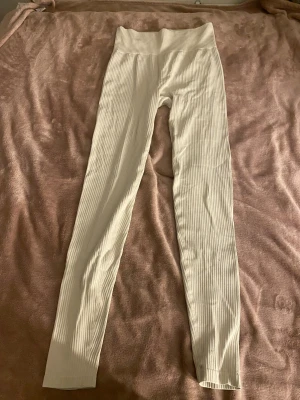Ribbade beige leggings  - Säljer ett par beige ribbade leggings från lager157. Aldrig använda. De är i storlek L. Dom är stretchiga och formar till kroppen.