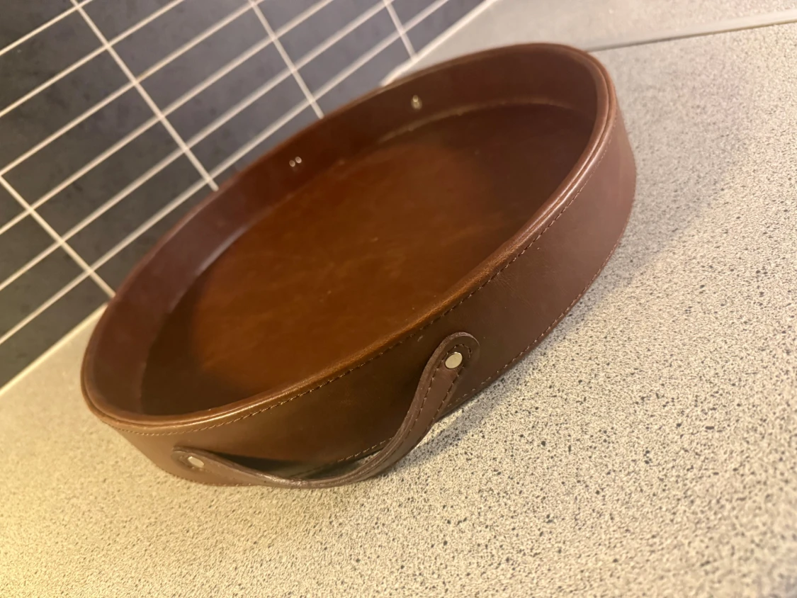 Brun läderbricka från Vinga of Sweden, jättefin!