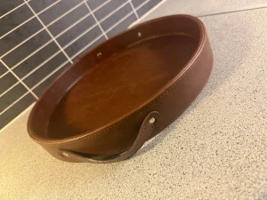 Brun läderbricka från Vinga of Sweden, jättefin! - Läcker bricka i brunt skinn från Vinga of Sweden. Mått diameter ca 37
