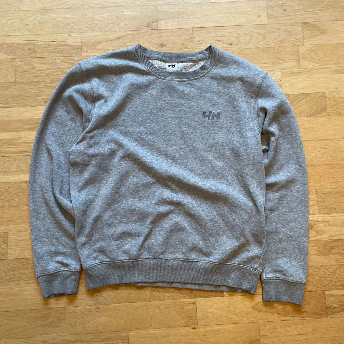 Grå crewneck från Helly Hansen - 2
