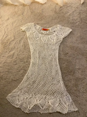 Klänning - Vit hålig klänning i strl S, passar även som XS. Den är knappt använd och är från Blence💞