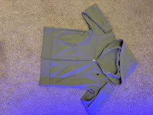 Grå hoodie från Polo Ralph Lauren - Snygg grön hoodie från Polo Ralph Lauren med klassisk logga broderad på bröstet. Tröjan har huva, dragkedja framtill och två fickor. Tillverkad i mjuk bomull som är skön att ha på sig. Perfekt för chill dagar och enkel att matcha med jeans eller joggers. #grish # Ralphlauren