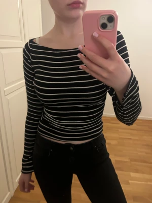 Tight randig tröja från Gina Tricot - Tight men stretchig randig tröja från Gina Tricot. Väldigt smickrande och bekväm.