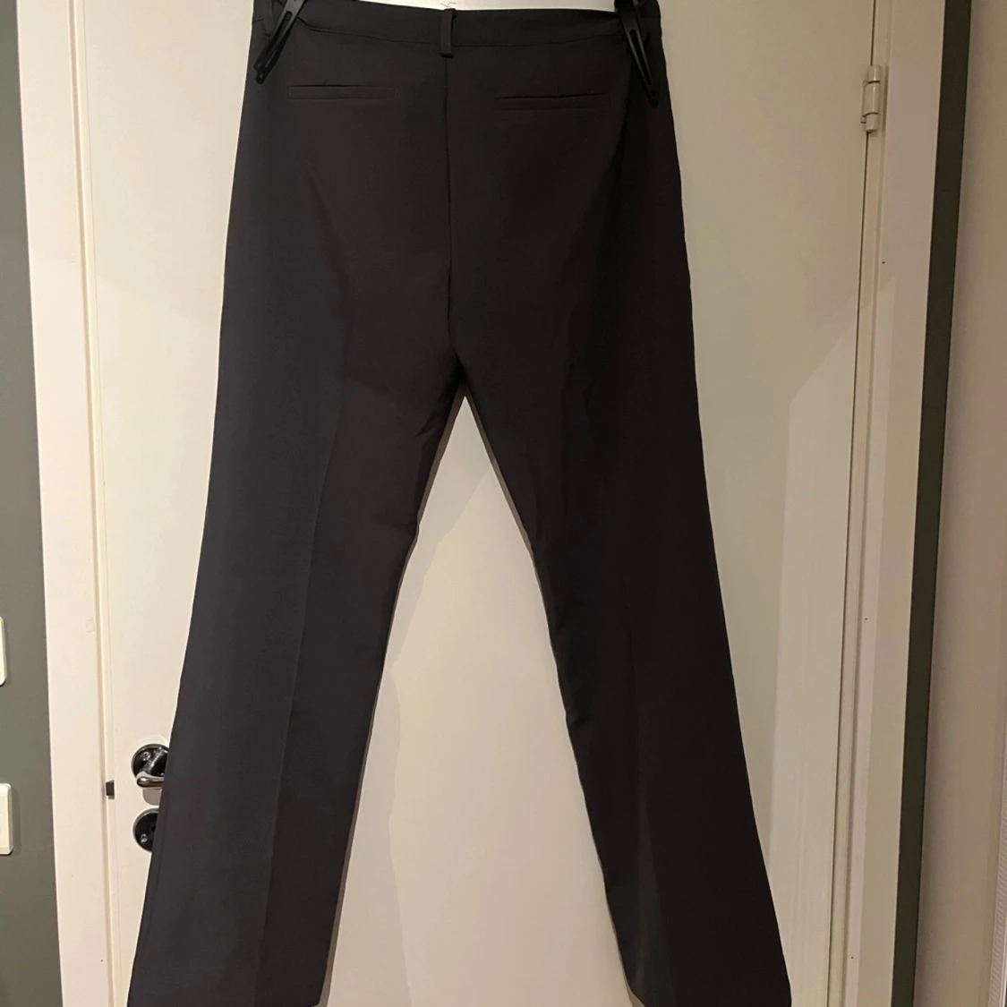 Mörkgrå lågmidjade kostymbyxor från Nelly - 2