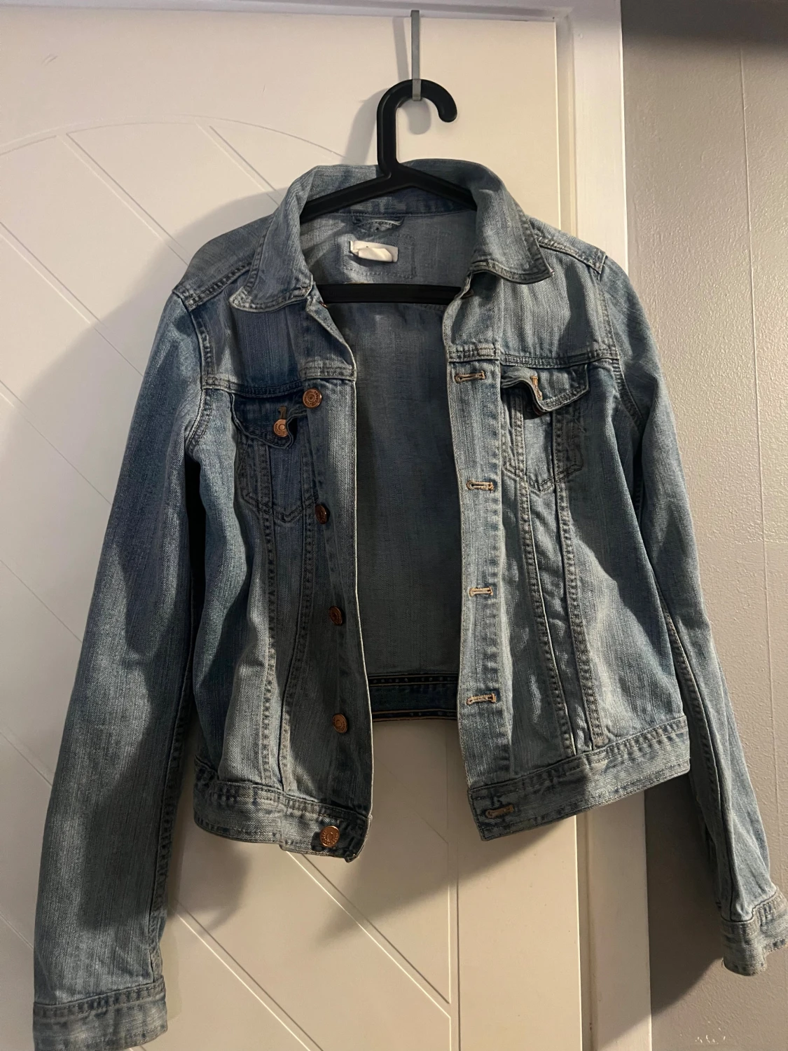 Klassisk ljusblå jeansjacka