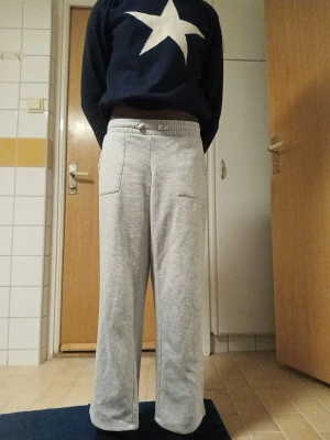 Grå low waist varmamjukisbyxor med vida ben - Grå mjukisbyxor från 157 med bred resår i midjan och raka ben. Byxorna har två stora fickor fram och två bak, samt en mjuk insida. Perfekta för chill dagar eller när du vill vara extra bekväm.