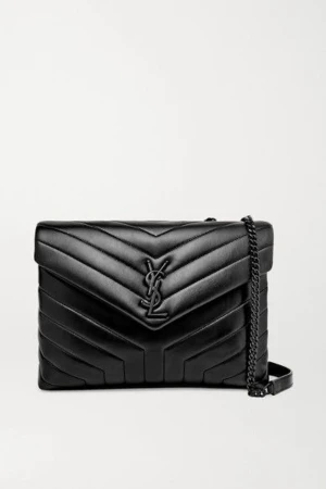 Svart quiltad axelväska från YSL - Skickas i en YSL påse!’ Säljer en svart  axelväska från Saint Laurent med ikonisk YSL-logga  på framsidan. Perfekt för dig som vill ha en lyxig och stilren väska. Kan ej garantera äkta då jag fick den i present men allt ser äkta ut på den!! Och den är as snygg fått massa komplimanger 