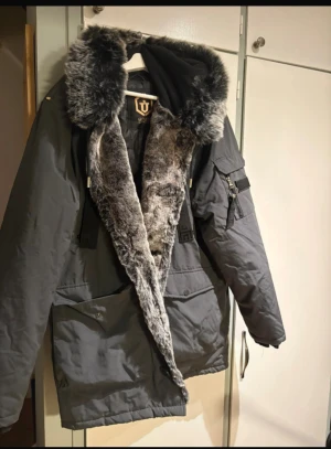 Glorius gangsta Grå parkas  - Tjena! Jag säljer nu min glorius gangsta jacka för stor är den för mej! Finns o hämta i Borås! Hör av er för pris och byte!!!