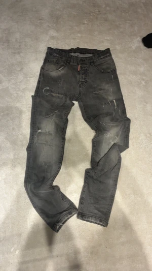 Dsqaured2 jeans gråa - Fint skick det är skinny men sitter som slim fit!!! Pris kan diskutera vid snabb affär