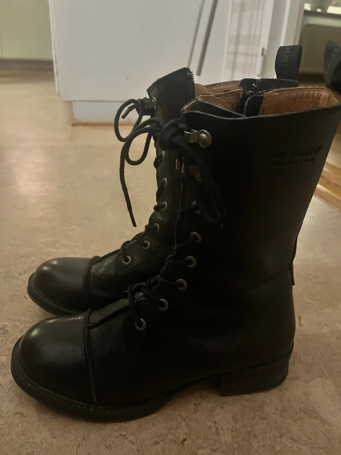 Svarta skinnkängor med snörning - 4