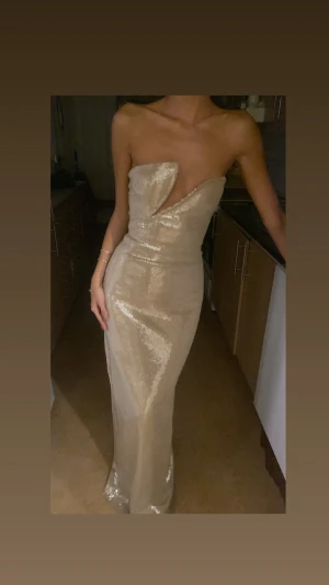 Champagnefärgad paljettklänning - Säljer min fina klänning från Meshki, enbart använd 1 gång och är i super bra skick och har inga defekter alls, köpt för 1600 🩷Storlek XXS men materialet är stretchigt så skulle säga att den passar XS också, möjligtvis S också!