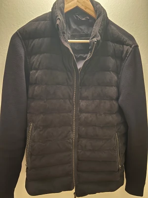 Massimo Dutti Cardigan - Tjena, säljer denna mocka cardigan från Massimo Dutti. Den är i riktigt bra skick och inga skador. Det är storlek S. Den är svart. 