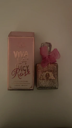Viva La Juicy Rosé Parfym - Juicy Couture Viva La Juicy Rosé Eau de Parfum, 100 ml. Parfymen är endast testad💕skriv om ni har några frågor, priset kan alltid diskuteras💕nypris 700kr💕