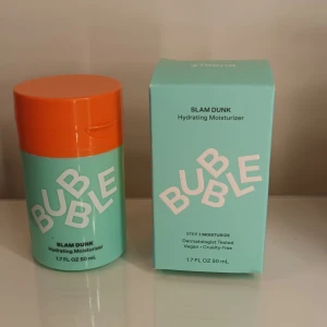 Bubble Slam Dunk Hydrating Moisturizer - INTRESSEKOLL på min Bubble Slam Dunk Hydrating Moisturizer.Innehåller 50 ml återfuktande ansiktskräm, den är använd men inte alls mycket så nästan hela kvar. vegansk och cruelty-free. Köpt I USA. Buda gärna så kanske jag säljer startbud är 150 kr.