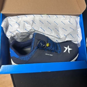 Arbetsskor - Helt nya arbetsskor från Solid Gear som bara har legat hemma och samlat damm. Så det är dags att bli av med de. Skriv gärna om ni har några funderingar eller är intresserade.