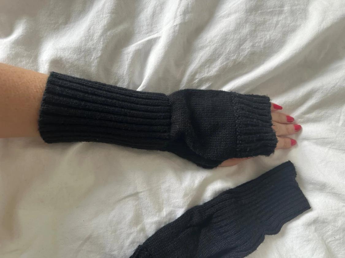 Svarta stickade fingerlösa handskar - 1