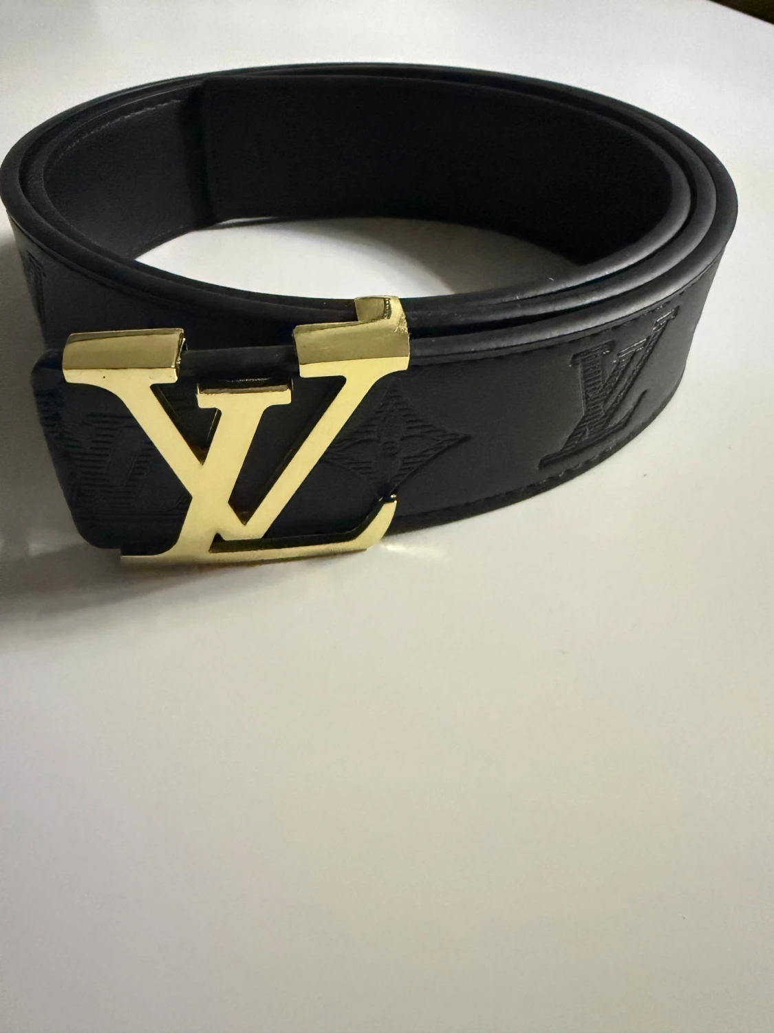 Svart Louis Vuitton skärp med guldspänne